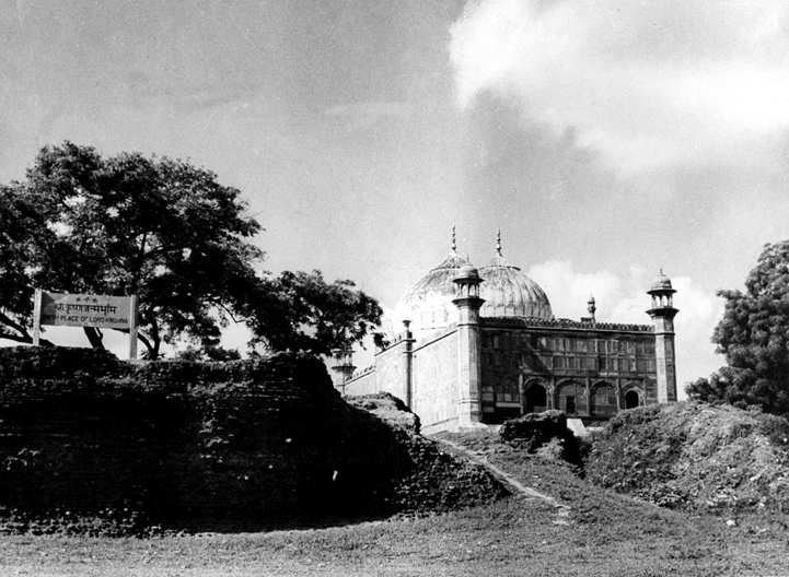Krishna Janmabhoomi board (left) with Shahi Idgah Mosque (right)